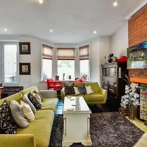 Quirky 4 Bedroom With Terrace Guest house